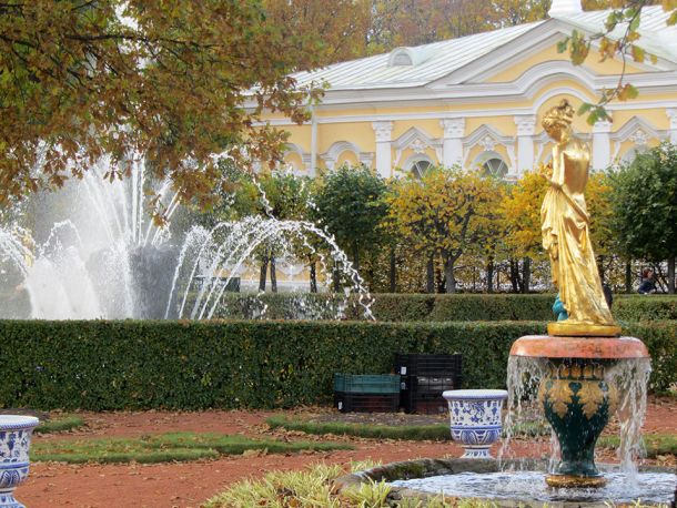 Peterhof. Giardino di Monplaisir  