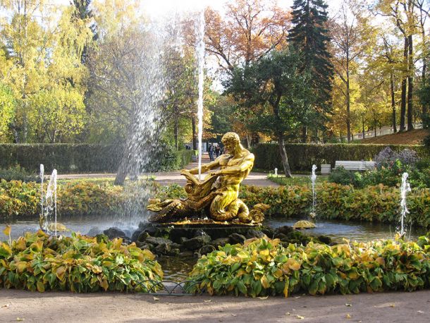 Peterhof. Fontana della serra Tritone 