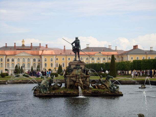 Peterhof. Giardino Superiore fontana Nettuno   